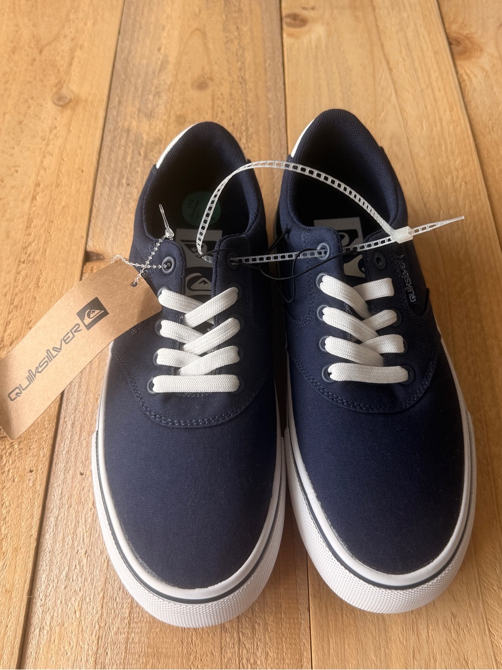 Quiksilver Men's Navy and White Low-Top Canvas Sneakers size 7.5